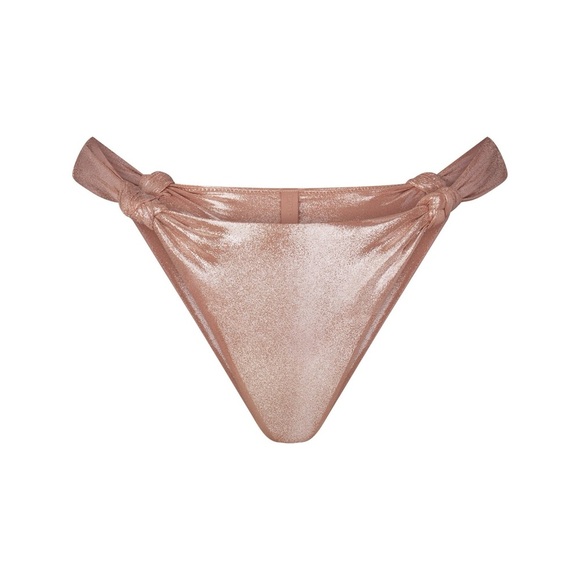 SKIMS LIQUID SHINE SWIM KNOTTED CHEEKY TANGA BOTTOM in Cinnamon. - Picture 2 of 3
